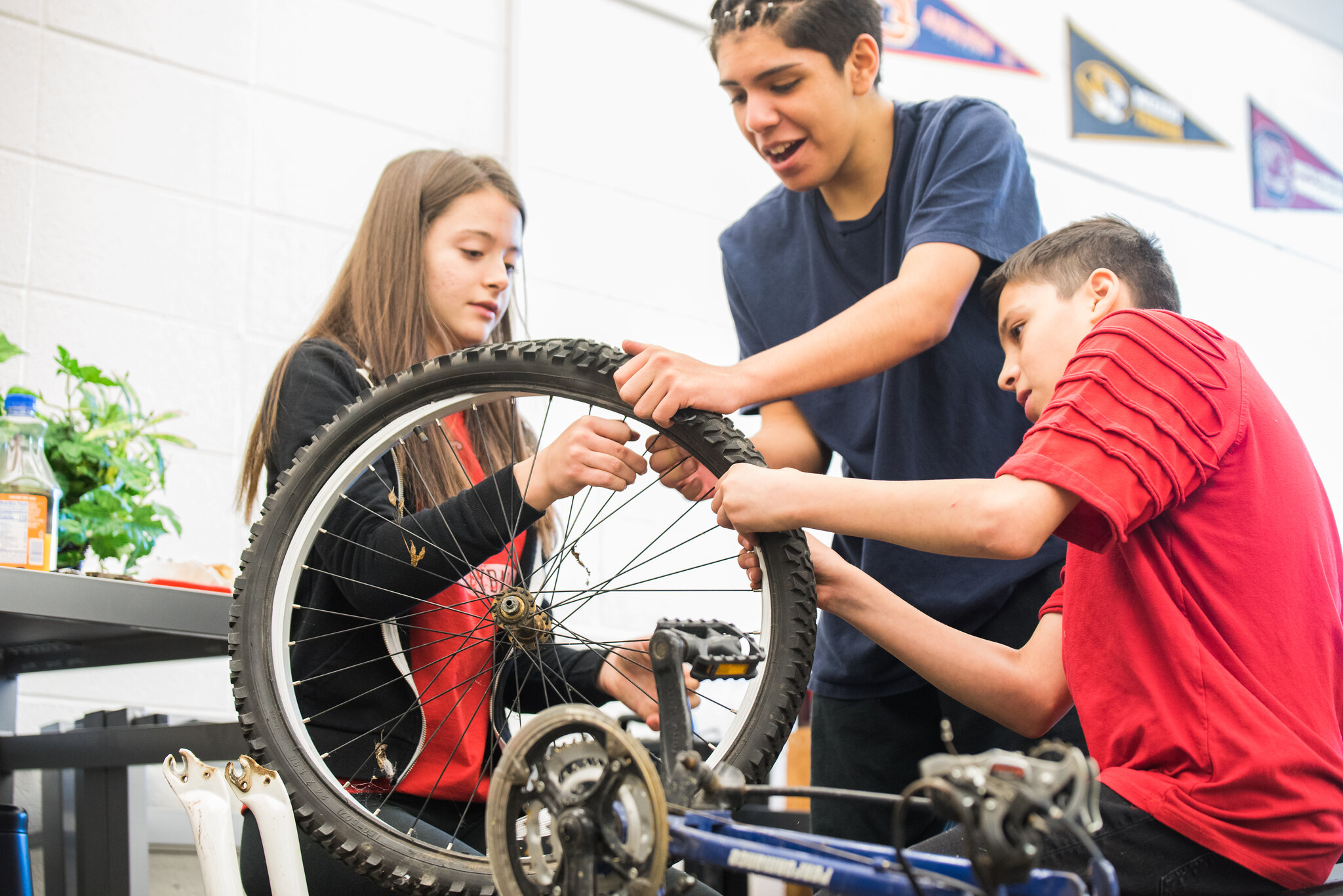 estudiantes trabajando en una bicicleta